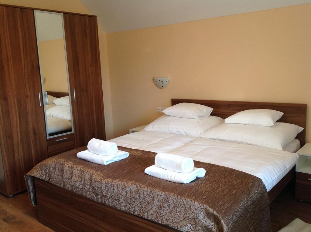 Attila Apartmanhaz Hotell Hévíz Rom bilde